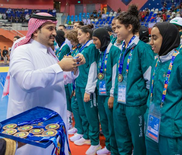 الامير فهد بن جلوي يتوج طاولة الأخضر بالذهب الخليجي