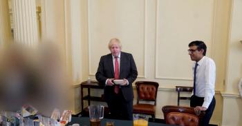 رئيس وزراء بريطانيا يحمّل نفسه المسؤولية عن انتهاكات كورونا