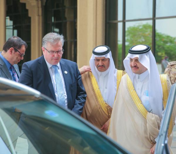 أمير الشرقية يطلع على سيارة تعمل بالهيدروجين