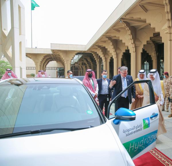 أمير الشرقية يطلع على سيارة تعمل بالهيدروجين