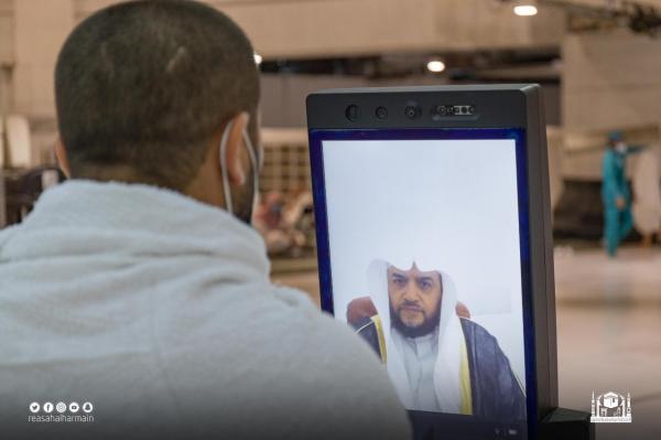 62 مختصا للرد على استفسارات زوار المسجد الحرام