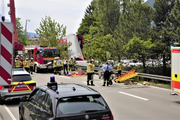 بالفيديو|| قتلى وجرحى بحادث قطار جنوب ألمانيا ومروحيات نمساوية تشارع بعمليات الإنقاذ