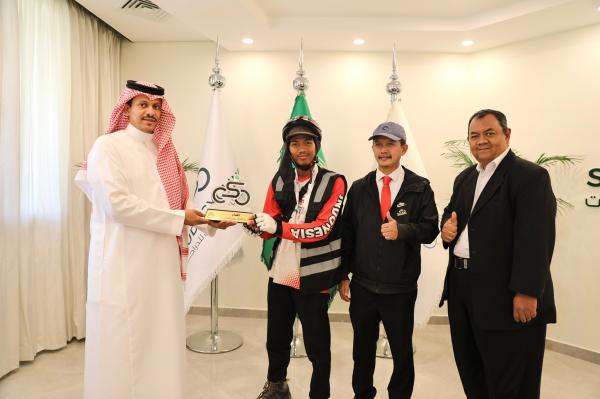 المدير التنفيذي للاتحاد الدراجات يستقبل الرحالة الأندونيسي