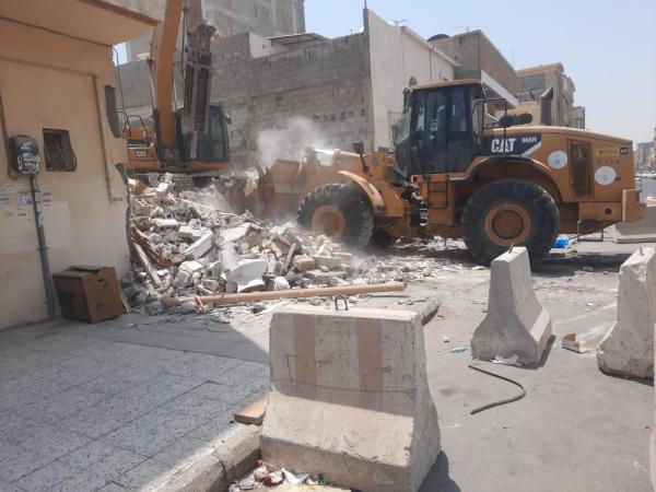 إزالة مبنى آيل للسقوط بالخبر