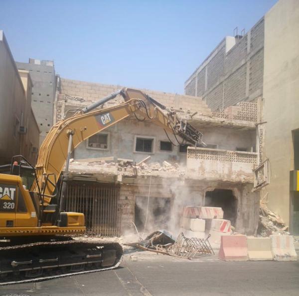 إزالة مبنى آيل للسقوط بحي الثقبة بالخبر