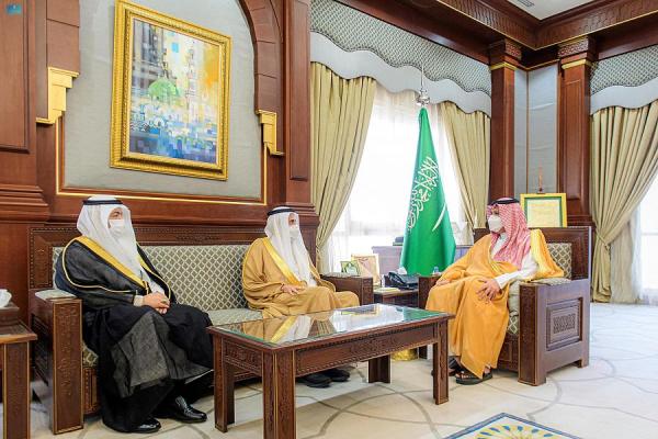 أمير المدينة يطلع على منظومة خدمات الحج