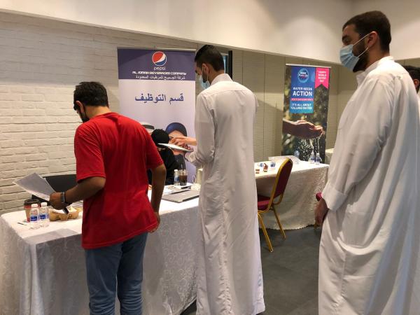 ملتقيات التوظيف..بين «الجدوى».. و«الاستعراض»