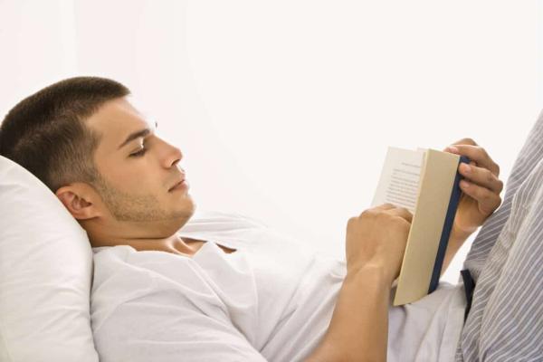 القراءة قبل النوم تساعد على الاسترخاء