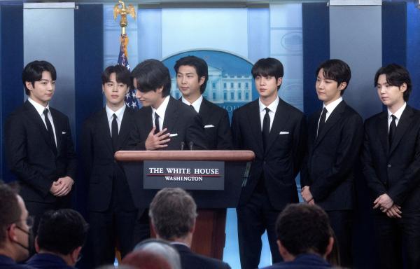 أعضاء BTS أثناء إلقاء بيانهم ضد التمييز العنصري - رويترز 