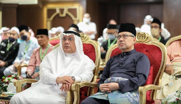 أهازيج وحلويات تراثية ترحيبا بحجاج ماليزيا