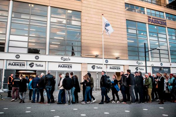 جمهور فرقة رولينج ستونز بانتظار إحدى الحفلات - أرشيفية