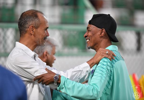 النجوم السابقون يدعمون الأهلي