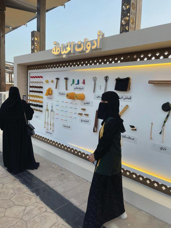 «البشت الحساوي».. منتج محلي أصيل يزين المحافل العالمية