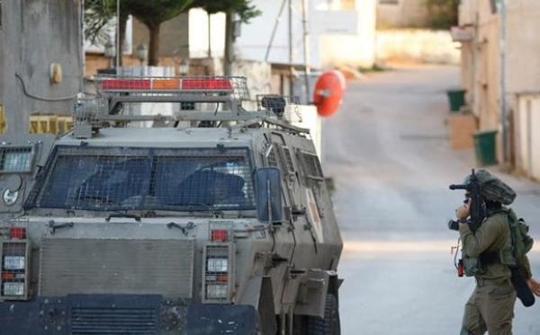 قوات الاحتلال تصيب فلسطينيًا بالخليل بقنابل الغاز