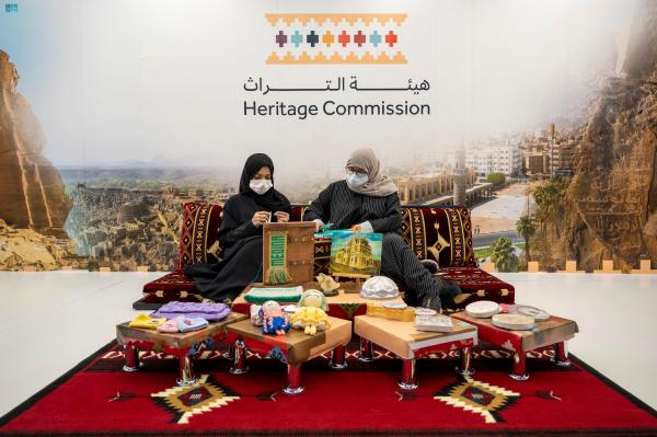 معرض المدينة المنورة للكتاب يتزين بتراث المملكة وفنونها الحرفية