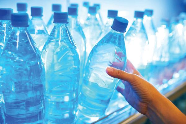 «الصحة الخليجي»: ماء العلب البلاستيكية «آمن»