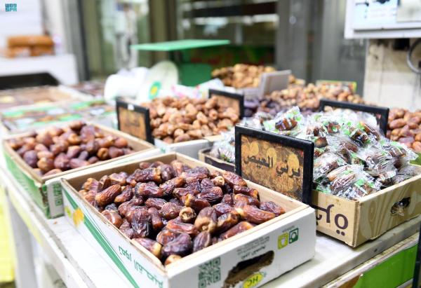 «تمور المدينة المنورة»..الهدية المفضلة لضيوف الرحمن