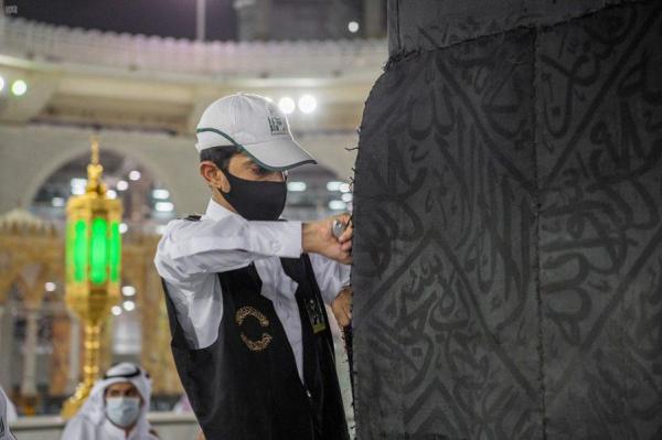 عملية استبدال كسوة الكعبة المشرفة - واس