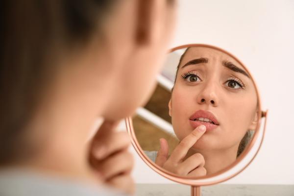 الابتعاد عن التدخين والمهيجات يجنبك سواد الشفاه