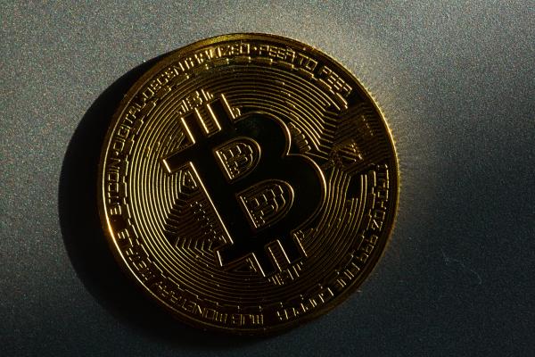 بيتكوين تواصل نزيف الخسائر وتسجل 20 ألف دولار
