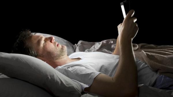 التعرض للأجهزة الإلكترونية قبل النوم يسبب الأرق