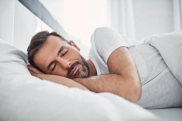 بالموسيقى والشاي.. روتين يومي ينظم أوقات نومك