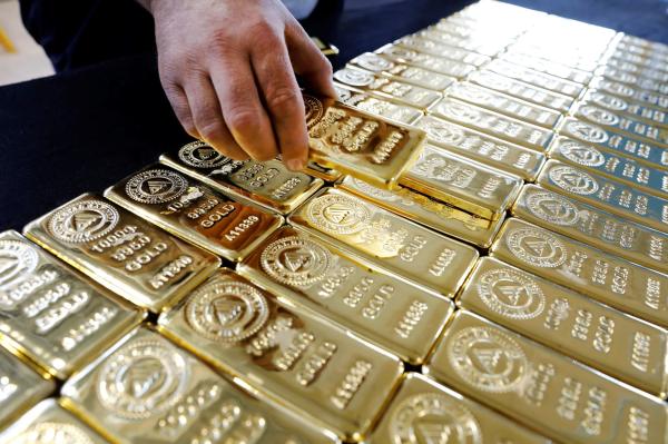 الذهب يهبط متأثر بتوقعات رفع أسعار الفائدة