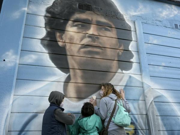 بسبب الإهمال محاكمة الطاقم الطبي للنجم الأرجنتيني الراحل بتهمة القتل