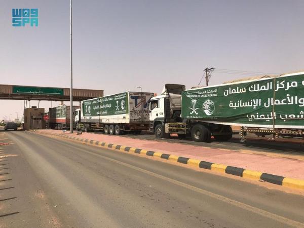 المملكة تقدم 100 شاحنة إغاثية إلى اليمن