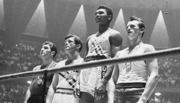 كلاي بعد فوزه بميدالية ذهبية في أولمبياد روما 1960