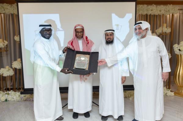 منسوبو متوسطة «ذي البجادين» يكرمون القرشي