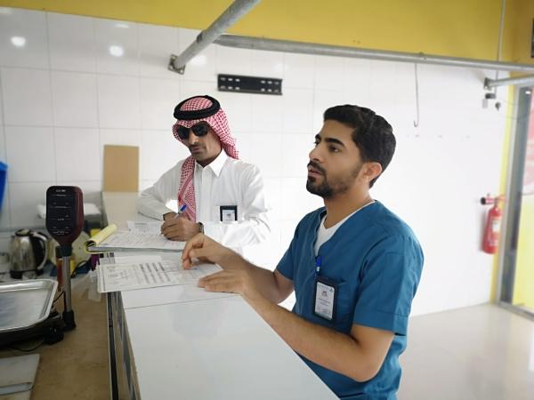 إغلاق 8 محلات تجارية بالنعيرية