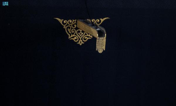 شاهد بالصور.. تعرف على تاريخ ومحتويات بيت الله الحرام