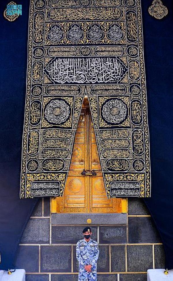 شاهد بالصور.. تعرف على تاريخ ومحتويات بيت الله الحرام