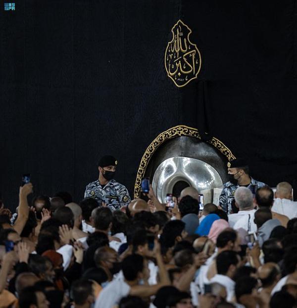 شاهد بالصور.. تعرف على تاريخ ومحتويات بيت الله الحرام