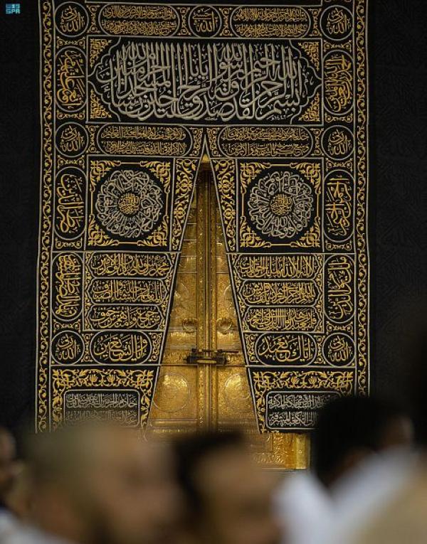 شاهد بالصور.. تعرف على تاريخ ومحتويات بيت الله الحرام