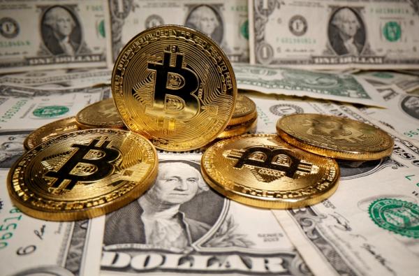 'بيتكوين' تتراجع 2.2% لتسجل أقل من 19 ألف دولار