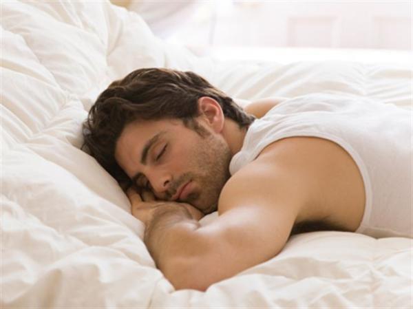 انتبه لما تأكله.. 5 عادات تساعد على نوم أفضل
