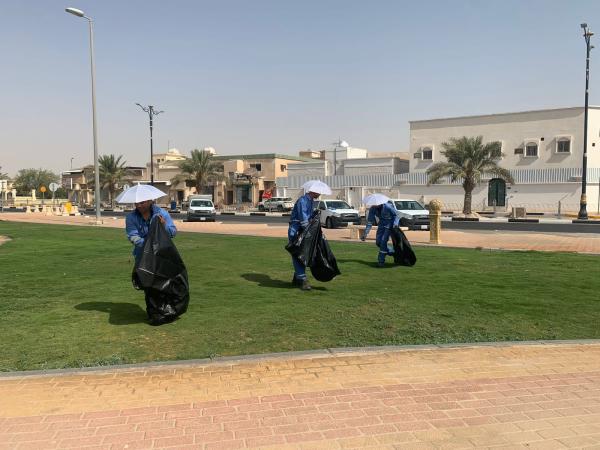 بقيق.. توزيع 200 قبعة مظلة على طواقم العمل