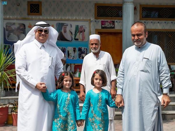 السفير في باكستان يطمئن على الطفلتين التوأم السيامي 