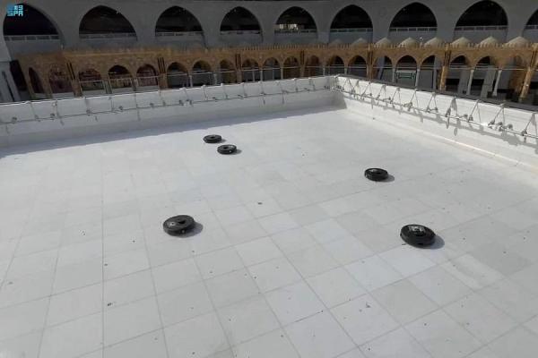 «رئاسة الحرمين» تستحدث مكانس ذكية لتطهير سطح الكعبة المشرفة