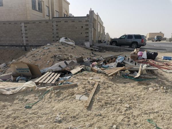 إزالة الأنقاض مجهولة المصدر من أحياء الجبيل