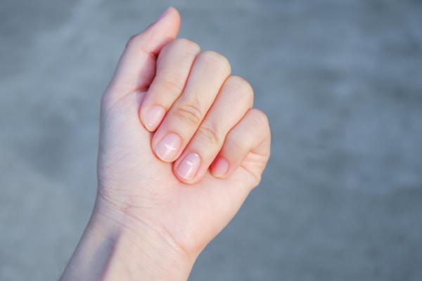 تجنب غسيل اليدين المتكرر يحمي من هشاشة الأظافر