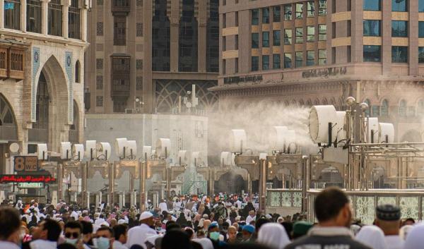 بالصور.. 250 مروحة رذاذ لتلطيف الأجواء بالحرم المكي