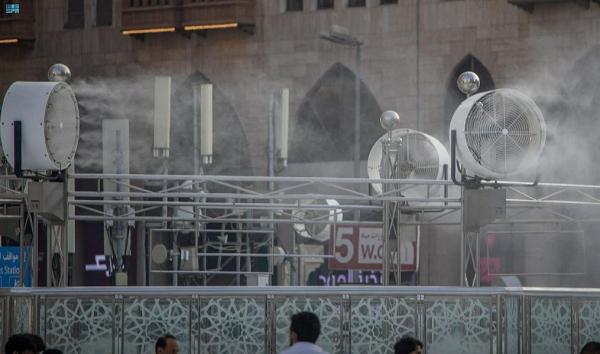 بالصور.. 250 مروحة رذاذ لتلطيف الأجواء بالحرم المكي