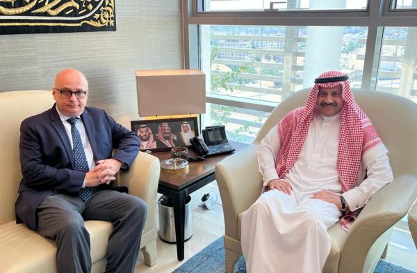 مناقشة تعزيز العلاقات الثنائية مع روسيا
