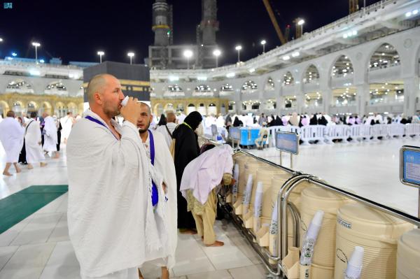 ماء «زمزم» المبارك يروي ظمأ القلوب ويشفي من الأسقام