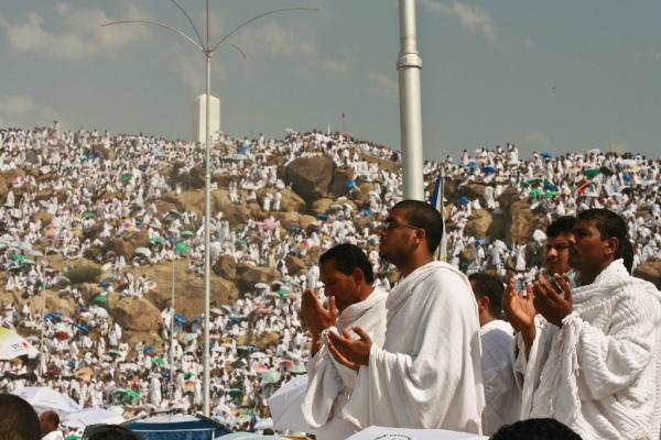 الحجاج يقفون على جبل عرفات- مشاع إبداعي