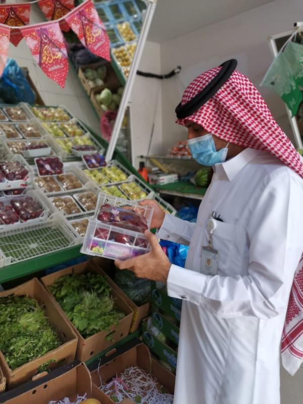التأكد من الشهادات الصحية بمحلات عين دار