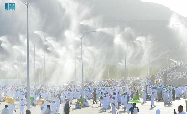 رذاذ الماء يخفض أجواء عرفات من «5 - 7» درجات